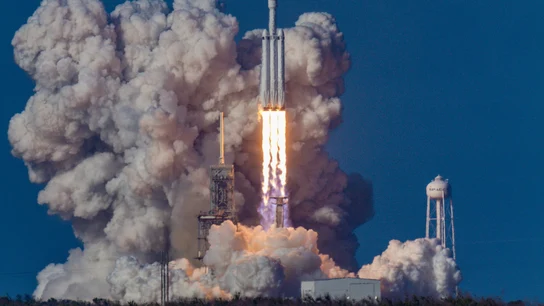 Inventan una nave espacial que permite llegar a Marte en solo un mes Cohete despegando en medio de una humareda