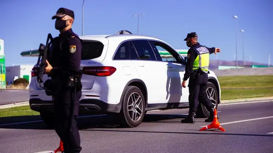 Agentes del cuerpo de Policía Nacional realizan un control en una autovía durante un cierre perimetral. Agentes del cuerpo de Policía Nacional realizan un control en una autovía durante un cierre perimetral.