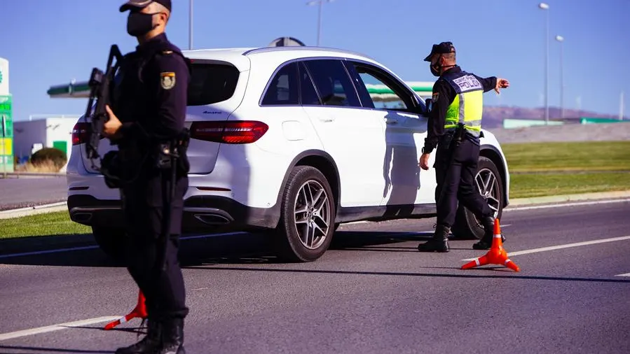 Agentes del cuerpo de Policía Nacional realizan un control en una autovía durante un cierre perimetral.