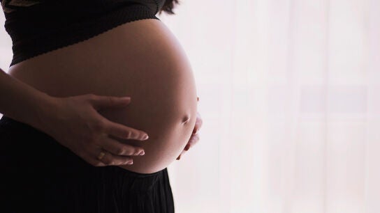 Una mujer embarazada