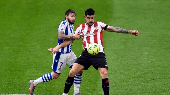 Portu y Yuri pujan por el esférico durante un derbi vasco Portu y Yuri pujan por el esférico durante un derbi vasco
