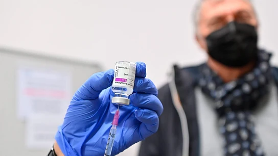 Un sanitario prepara una inyección de AstraZeneca Coronavirus