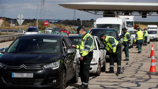 Control policial en Madrid para vigilar la circulación de vehículos Control policial en Madrid para vigilar la circulación de vehículos