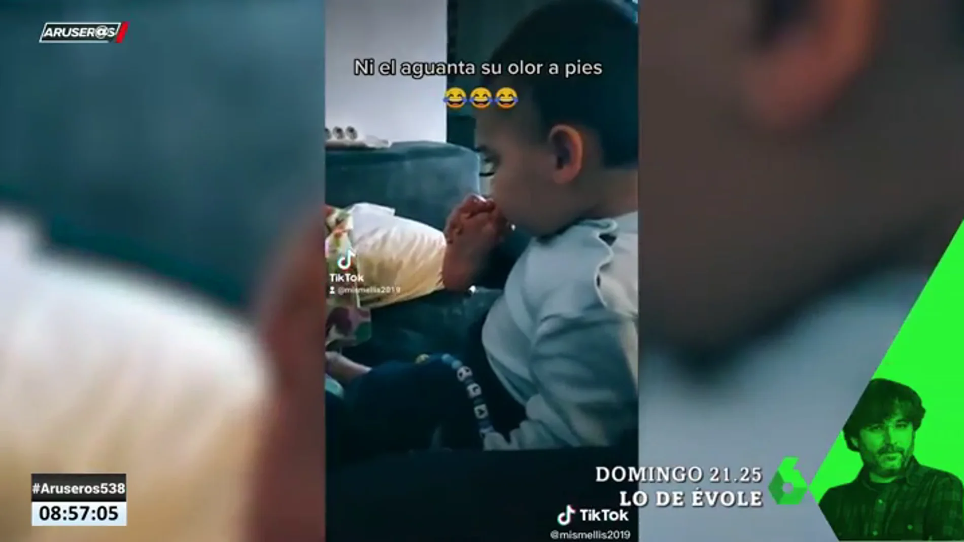 La divertida reacción de un bebé al olerse los pies