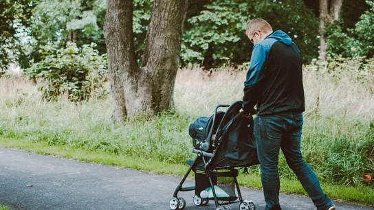El Día del Padre más feliz: "Gracias a que son cuatro meses de permiso voy a poder estar más tiempo con mi hijo prematuro" Hombre pasea a un bebé con un carrito