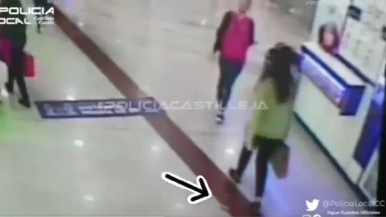 Buscan a una joven a la que se le cayó un fajo de billetes en pleno centro comercial Buscan a una joven a la que se le cayó un fajo de billetes en pleno centro comercial