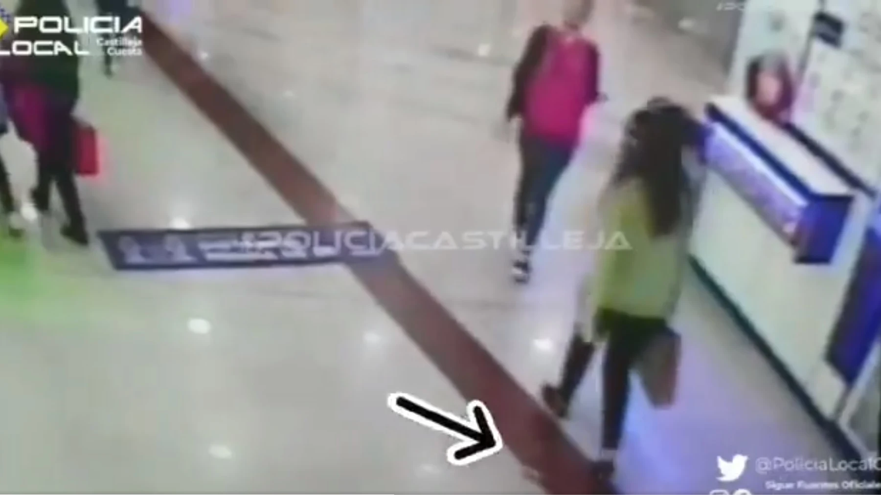 Buscan a una joven a la que se le cayó un fajo de billetes en pleno centro comercial 