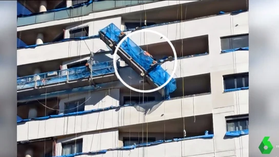 Imagen del momento del recate del operario. Imagen del momento del recate del operario.