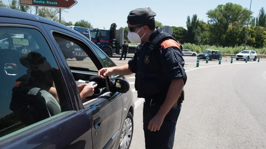 Un agente comprueba la movilidad en Cataluña Coronavirus