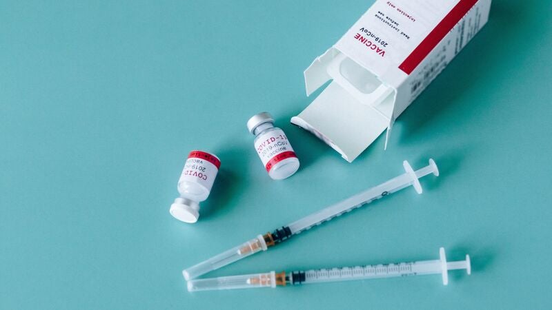 ¿Las vacunas contra el COVID-19 previenen igual los síntomas que los contagios?