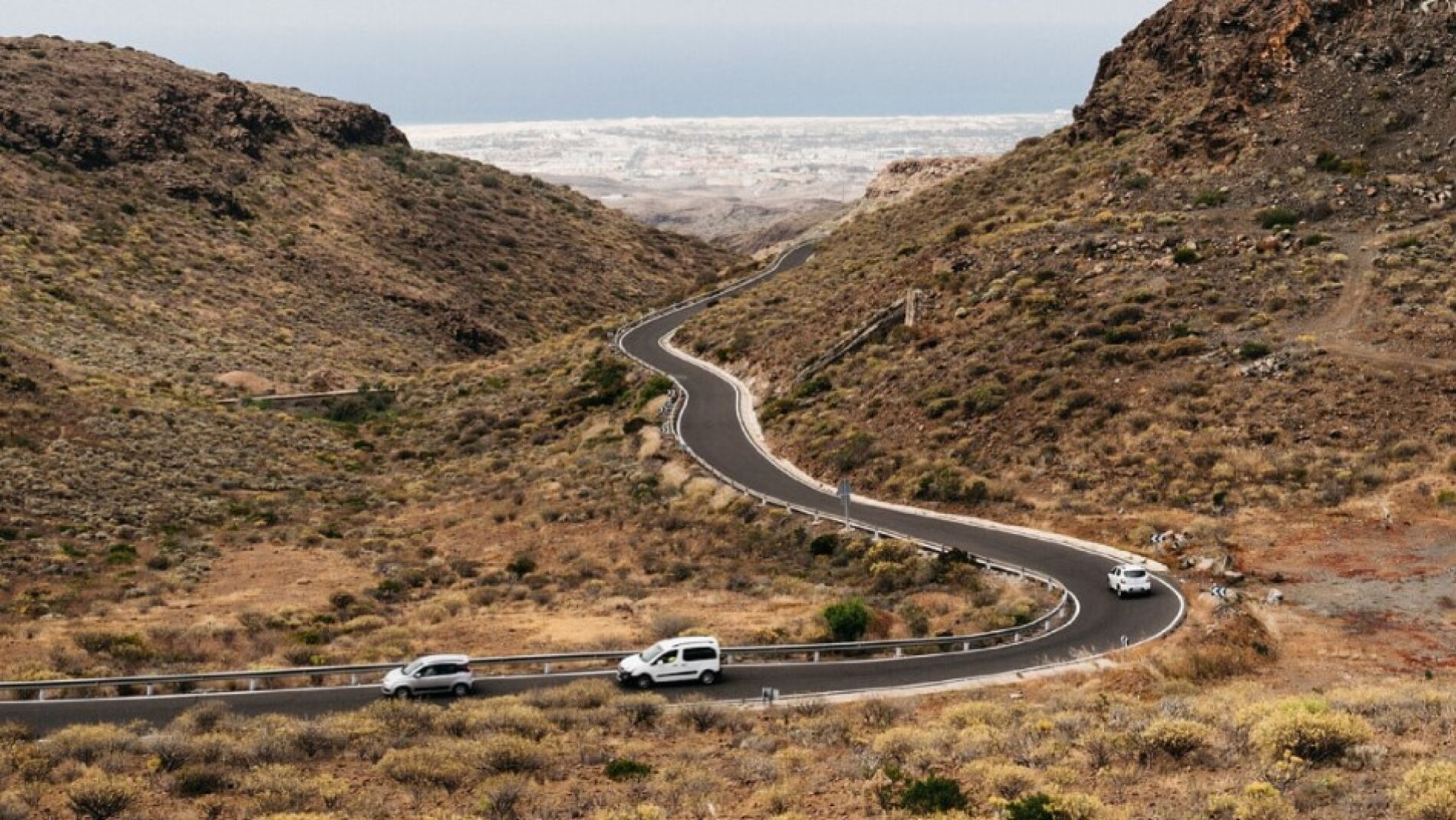 Carretera con coches