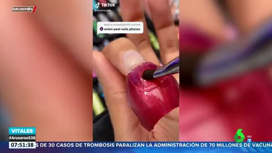 Uñas decoradas con la piel de la cebolla: la nueva tendencia que divide a las redes Uñas decoradas con la piel de la cebolla: la nueva tendencia que divide a las redes