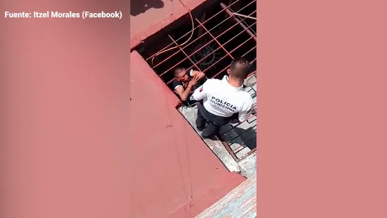 Imagen del momento en el que la Policía rescata al ladrón Ladrón México