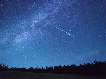 Meteorito surcando el cielo nocturno Meteorito surcando el cielo nocturno
