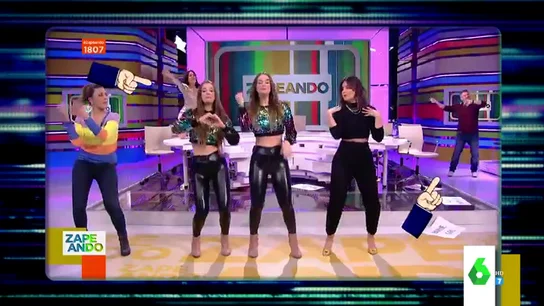 Lo que no se vio del baile de las 'Twin Melody' en Zapeando: así actuaron Lorena Castell "y los señores mayores" por detrás Lo que no se vio del baile de las 'Twin Melody' en Zapeando: así actuaron Lorena Castell "y los señores mayores" por detrás