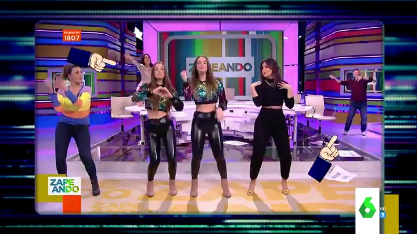 Lo que no se vio del baile de las 'Twin Melody' en Zapeando: así actuaron Lorena Castell "y los señores mayores" por detrás Lo que no se vio del baile de las 'Twin Melody' en Zapeando: así actuaron Lorena Castell "y los señores mayores" por detrás