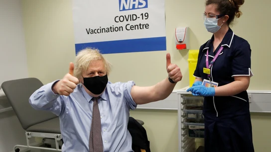 Boris Johnson, tras recibir la vacuna de AstraZeneca Boris Johnson, tras recibir la vacuna de AstraZeneca