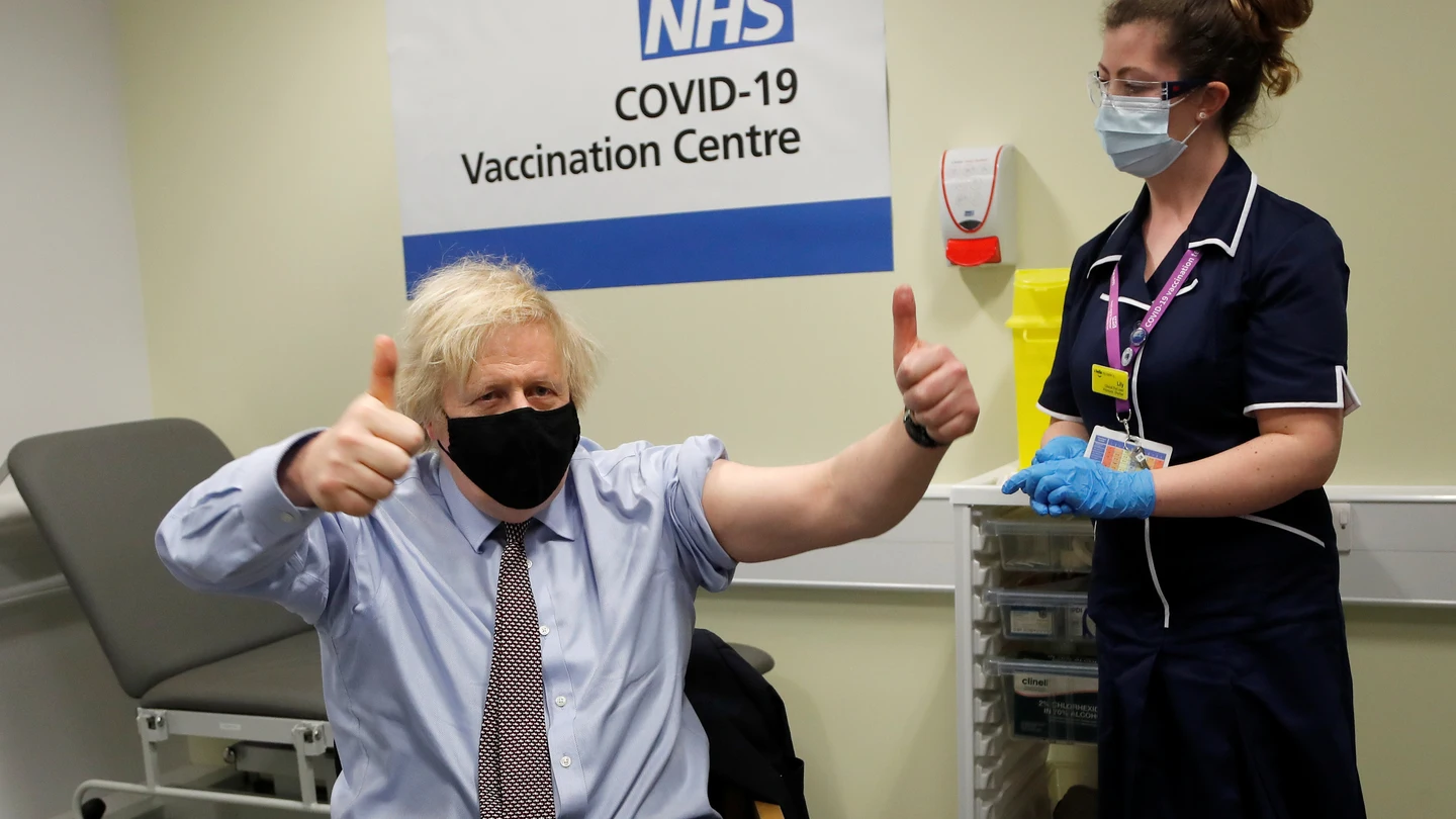 Boris Johnson, tras recibir la vacuna de AstraZeneca Boris Johnson, tras recibir la vacuna de AstraZeneca