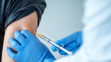 Paciente recibiendo una vacuna