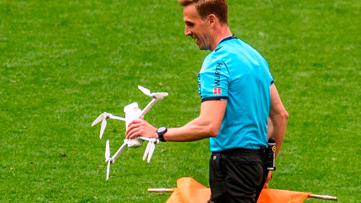 Pizarro Gómez retira un dron de San Mamés Pizarro Gómez retira un dron de San Mamés
