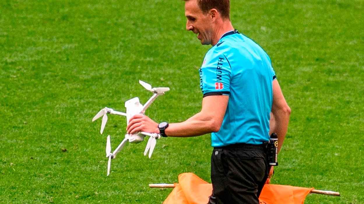 Pizarro Gómez retira un dron de San Mamés Pizarro Gómez retira un dron de San Mamés