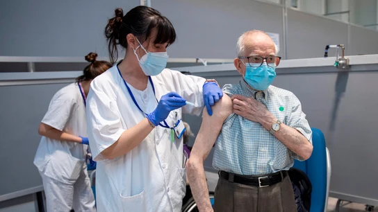 Un hombre de 94 años y su mujer de 92 son vacunados contra el COVID-19 en el Hospital Isabel Zendal Un hombre de 94 años y su mujer de 92 son vacunados contra el COVID-19 en el Hospital Isabel Zendal