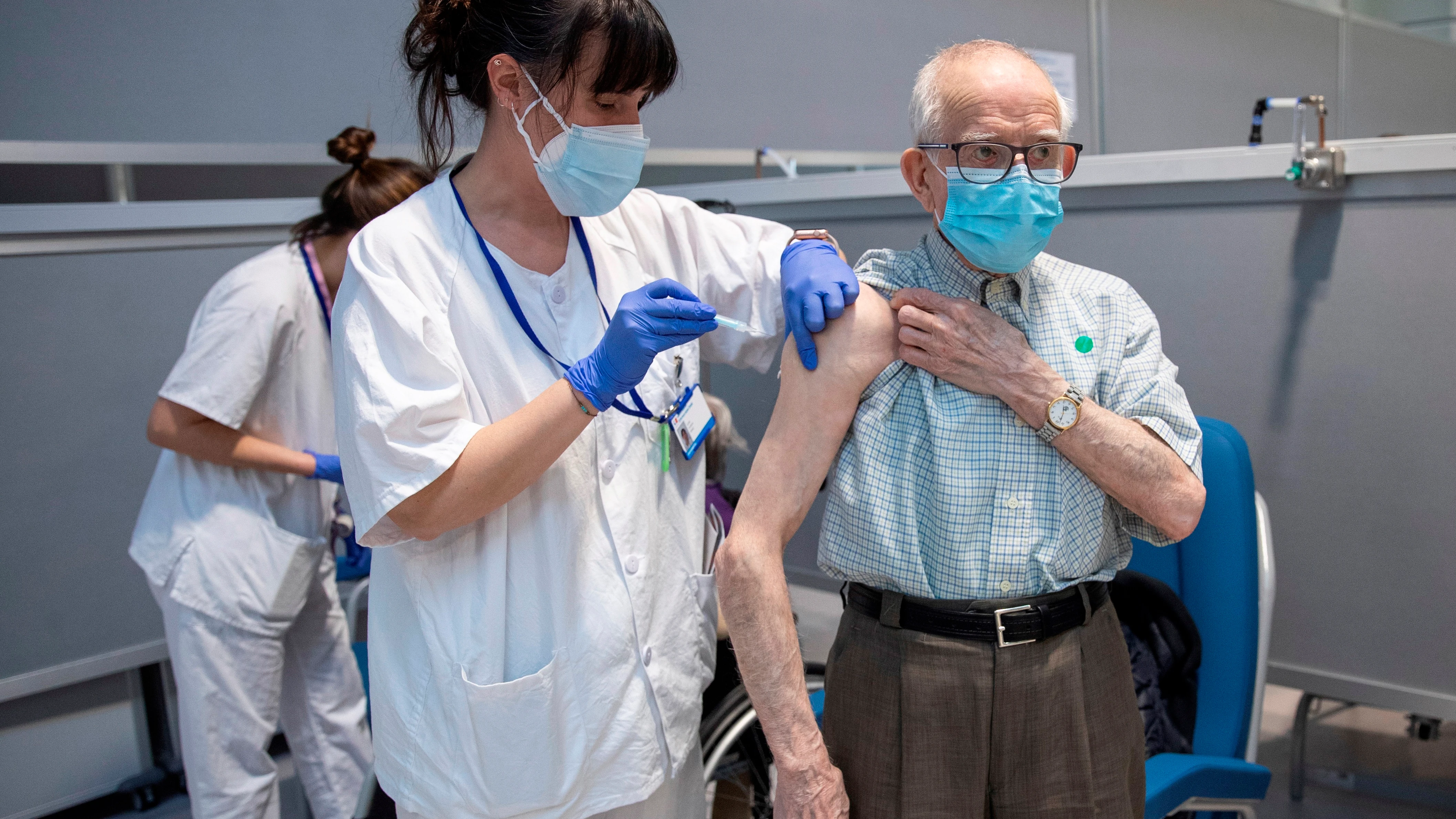 Un hombre de 94 años y su mujer de 92 son vacunados contra el COVID-19 en el Hospital Isabel Zendal