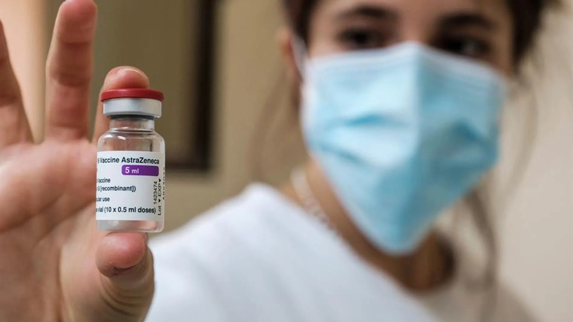 Una sanitaria sostiene un vial de la vacuna de AstraZeneca