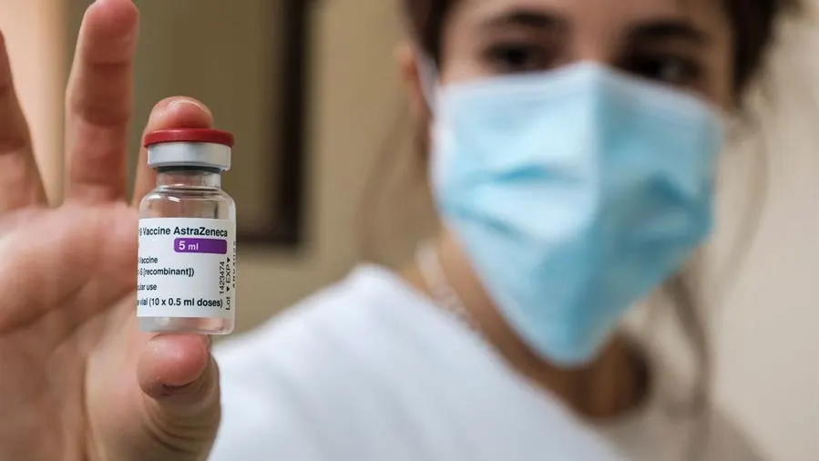 Una sanitaria sostiene un vial de la vacuna de AstraZeneca