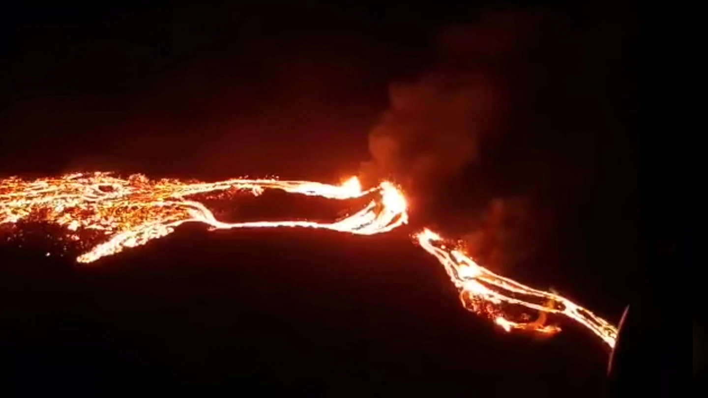 Espectacular erupción volcánica en Islandia Espectacular erupción volcánica en Islandia