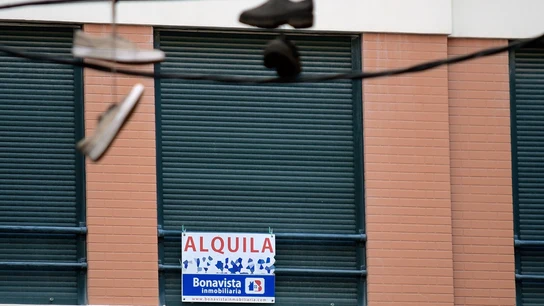 Una vivienda con el cartel de 'Se alquila' Una vivienda con el cartel de 'Se alquila'