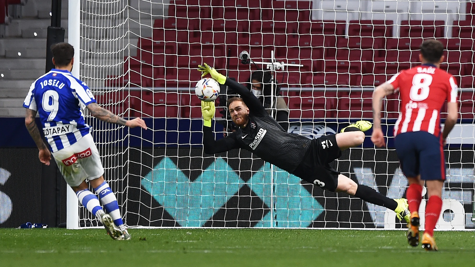 Jan Oblak detiene el penalti de Joselu