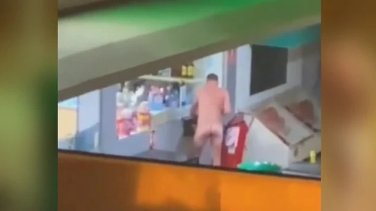 Imagen de un hombre comprando desnudo Imagen de un hombre comprando desnudo
