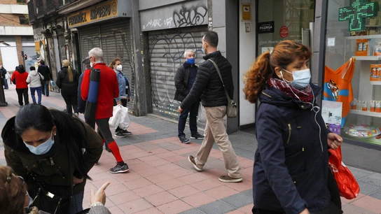 Un grupo de ciudadanos pasea por las calles de Madrid Un grupo de ciudadanos pasea por las calles de Madrid
