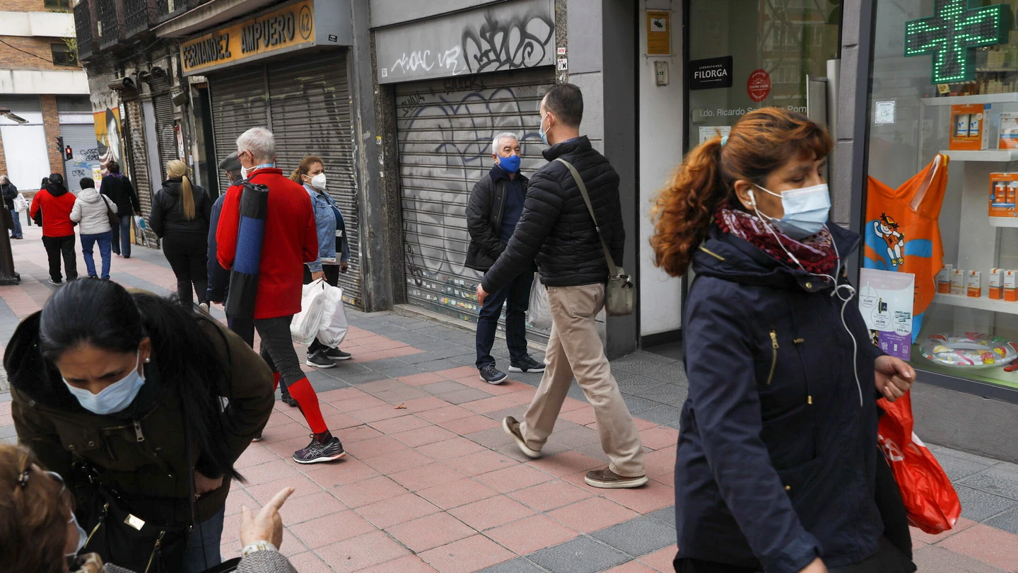 Un grupo de ciudadanos pasea por las calles de Madrid Un grupo de ciudadanos pasea por las calles de Madrid