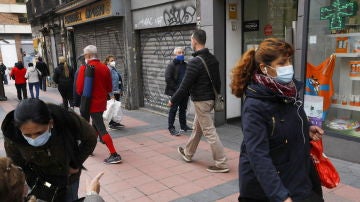 Un grupo de ciudadanos pasea por las calles de Madrid