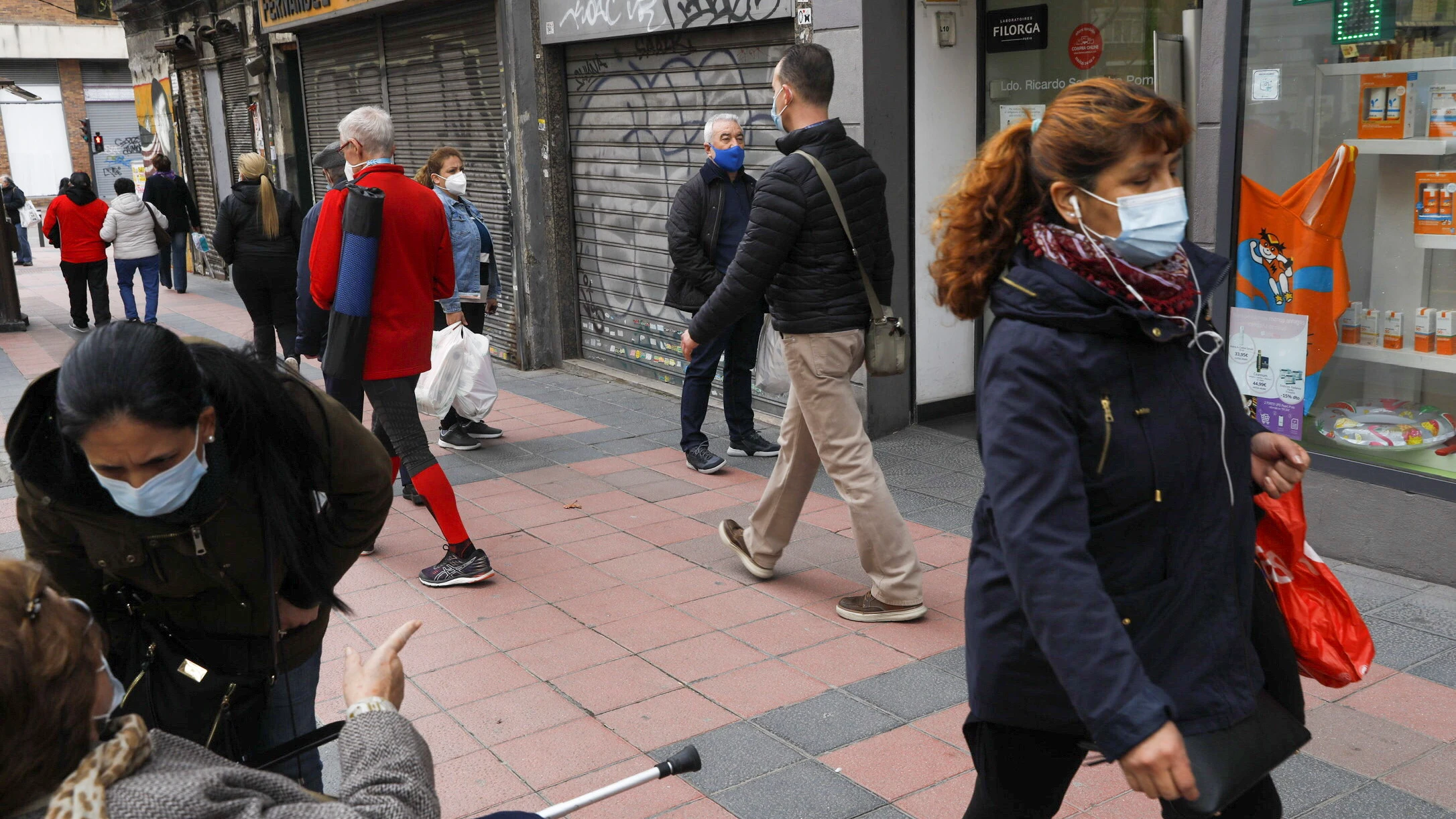 Un grupo de ciudadanos pasea por las calles de Madrid