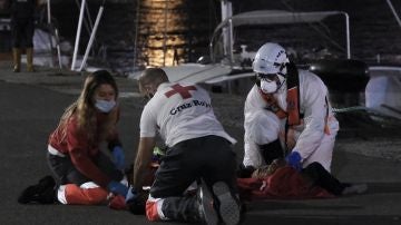 Voluntarios de Cruz Roja y un tripulante de Salvamento Marítimo en el momento de la reanimación a la niña