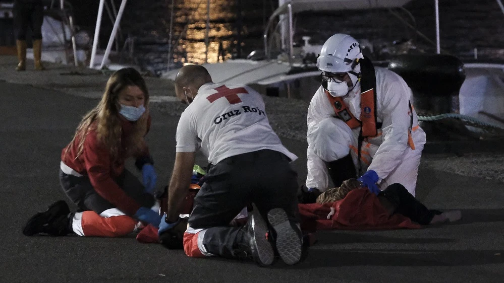 Voluntarios de Cruz Roja y un tripulante de Salvamento Marítimo en el momento de la reanimación a la niña