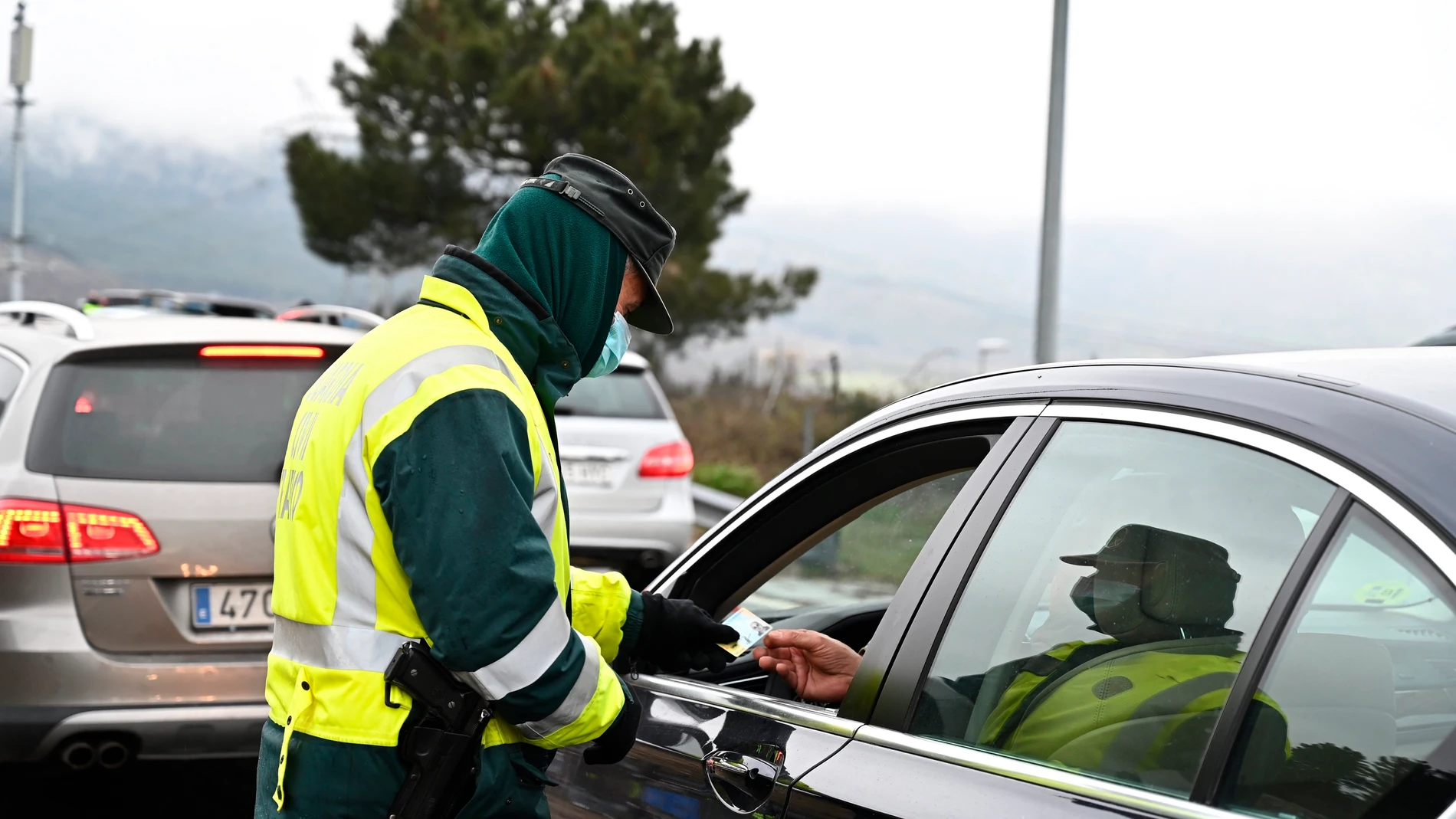 Un guardia civil pide la documentación a un conductor en un control de carretera a la altura de Guadarrama (Madrid)