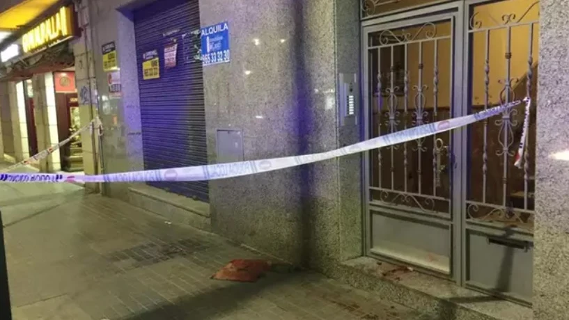 Portal del edificio de Avenida de la Hispanidad, en Alcoy, donde han sucedido los hechos