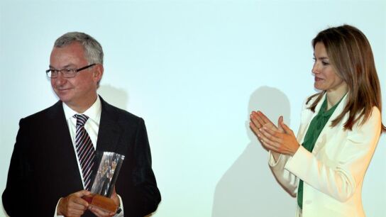Josep Baselga recibe el premio Mike Price del XXII Congreso Bienal de la European Association for Cancer Research (EACR) de manos de la reina Letizia.
