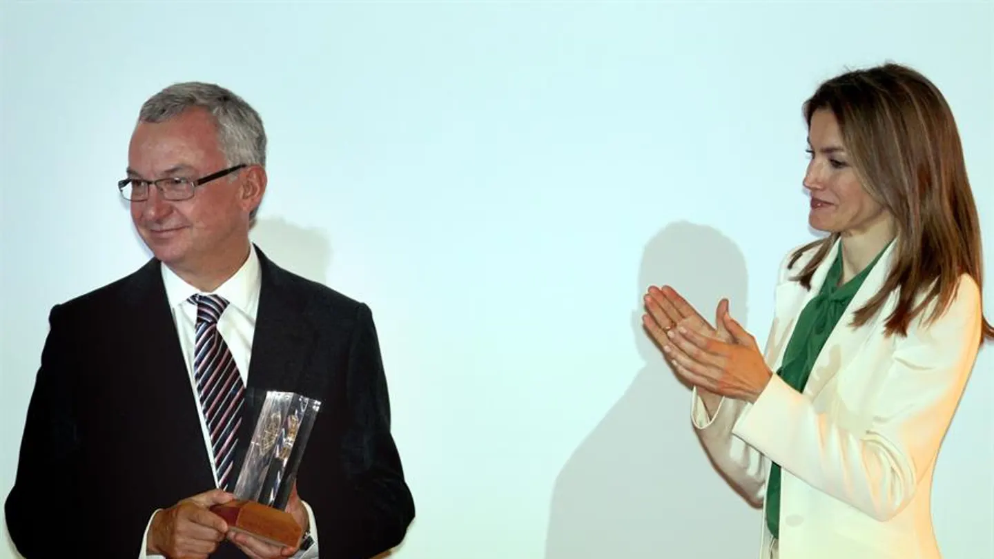 Josep Baselga recibe el premio Mike Price del XXII Congreso Bienal de la European Association for Cancer Research (EACR) de manos de la reina Letizia. Josep Baselga recibe el premio Mike Price del XXII Congreso Bienal de la European Association for Cancer Research (EACR) de manos de la reina Letizia.