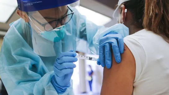 Sanitario administra una vacuna contra el Covid-19 Sanitario administra una vacuna contra el Covid-19