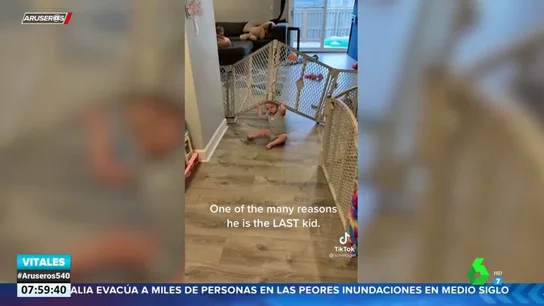 Un bebé logra escapar de la zona de juegos de su casa levantando la valla 'a lo Superman' Un bebé logra escapar de la zona de juegos de su casa levantando la valla 'a lo Superman'