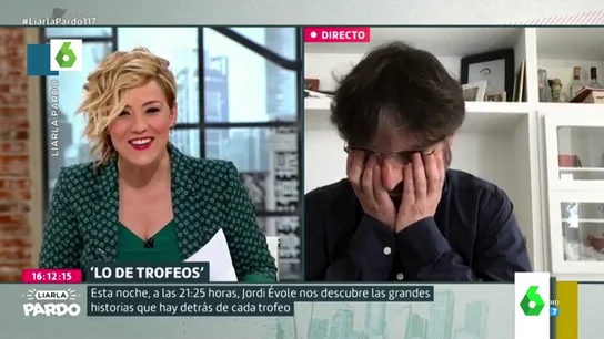El divertido descuido de Jordi Évole con la bragueta en pleno directo que obliga a Cristina Pardo a avisarle entre risas El divertido descuido de Jordi Évole con la bragueta en pleno directo que obliga a Cristina Pardo a avisarle entre risas