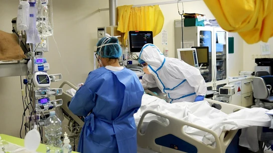 Sanitarios con paciente Covid Sanitarios con paciente Covid