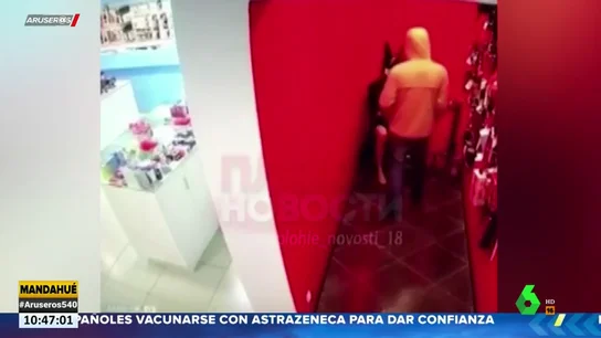 Graban a un hombre masturbándose frente a un maniquí en un sex shop Graban a un hombre masturbándose frente a un maniquí en un sex shop