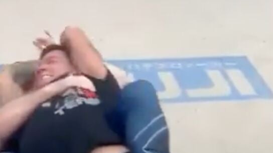 Dejan Lovren combatiendo frente a Mirko Filipovic