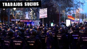 Efectivos policiales vigilan la manifestación de Madrid